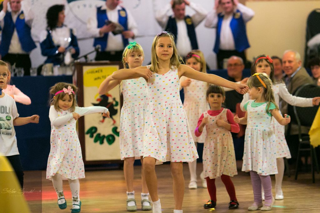 Die Mini Kids tanzen zu "Lollipop"